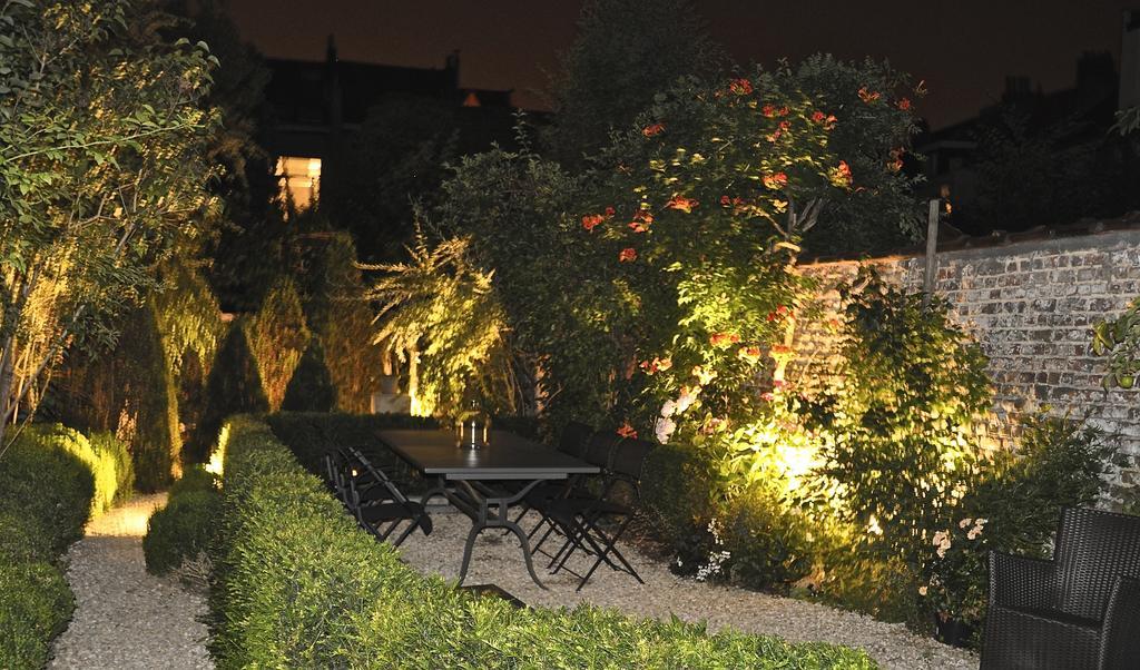 B&B Un Jardin En Ville Saint-Gilles Exterior photo