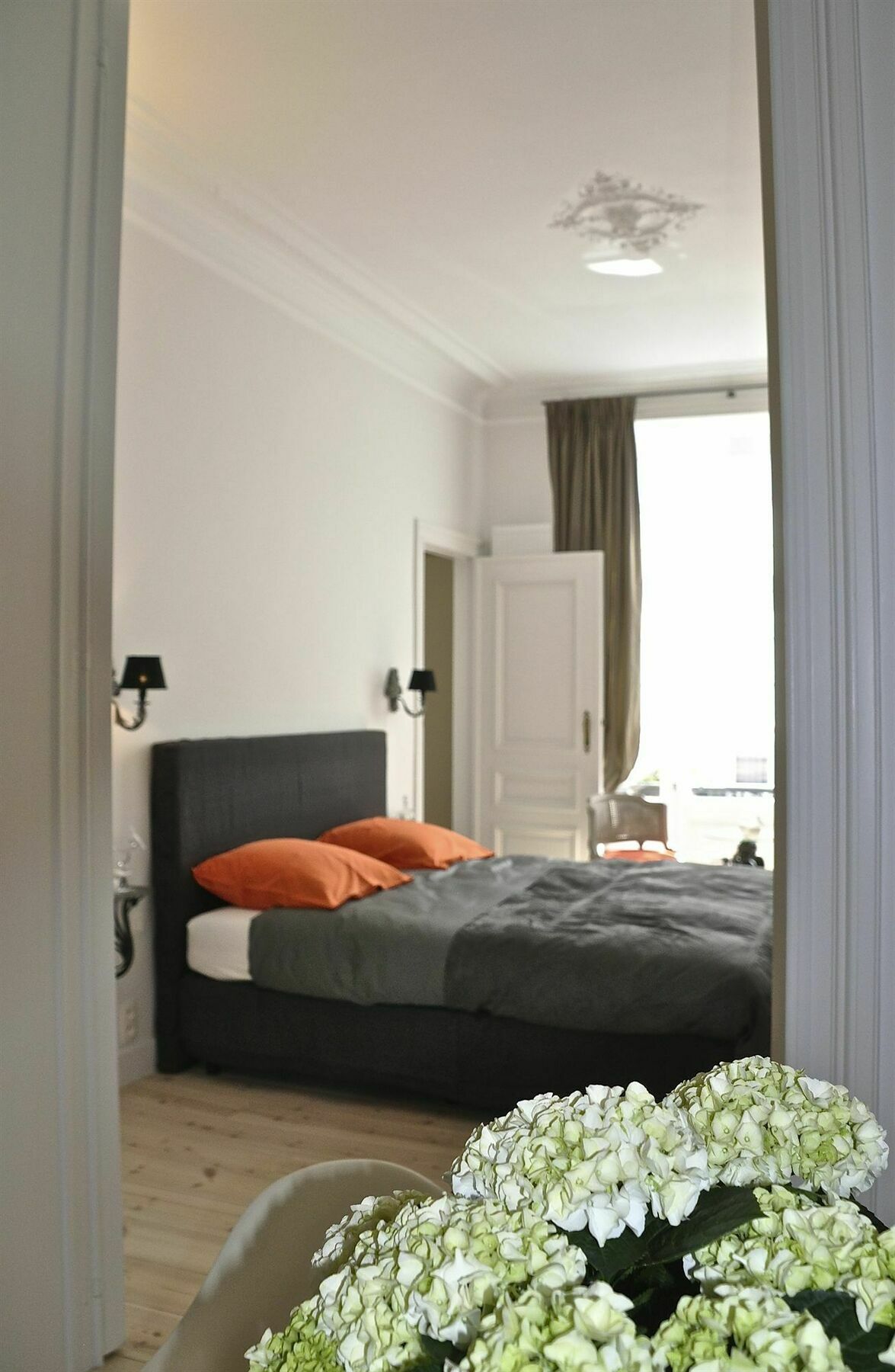 B&B Un Jardin En Ville Saint-Gilles Exterior photo